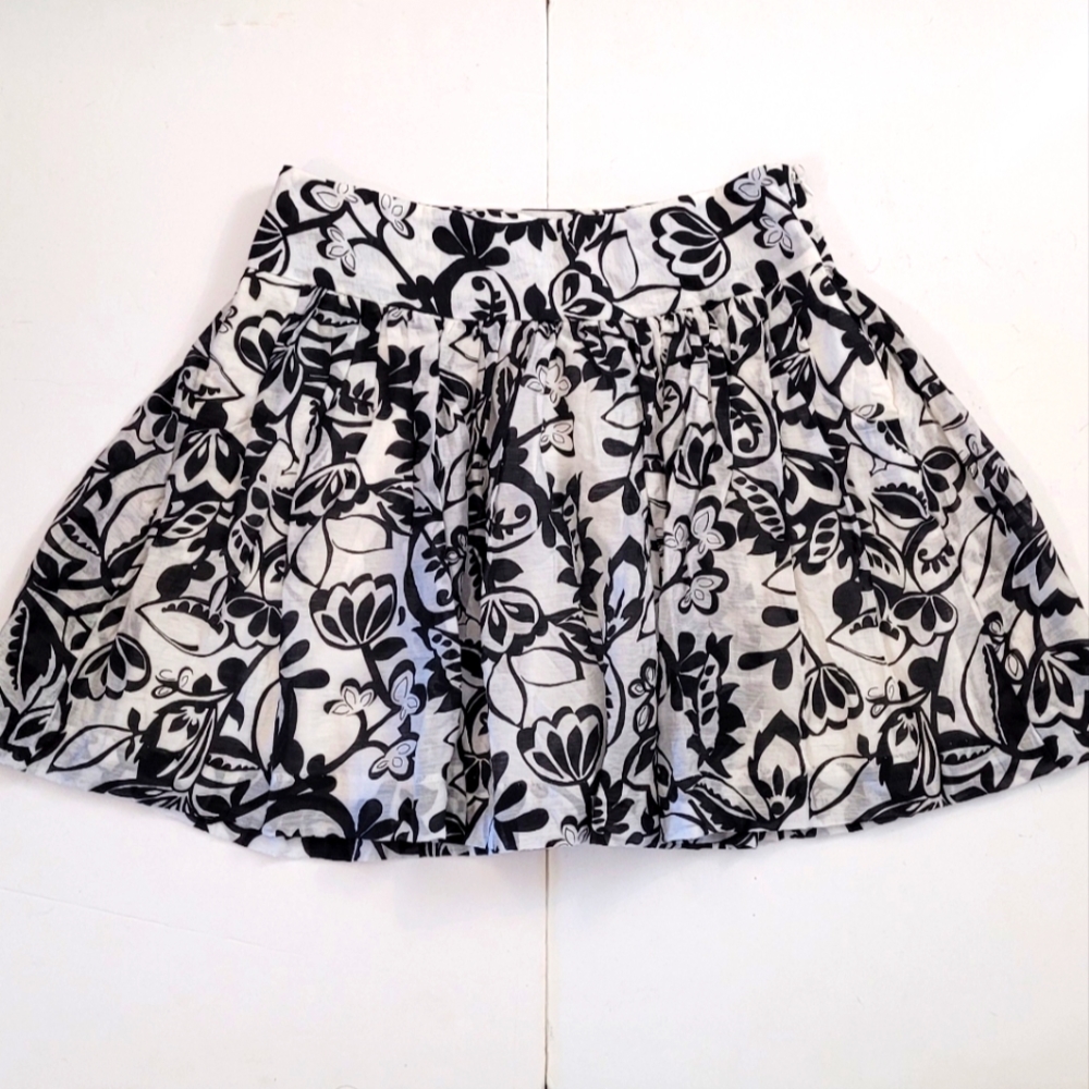 NWT Express Black and white floral Skirt w/pockets